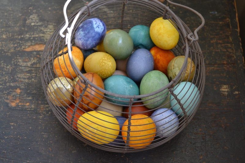 رنگ کردن تخم مرغ برای سفره هفت سین