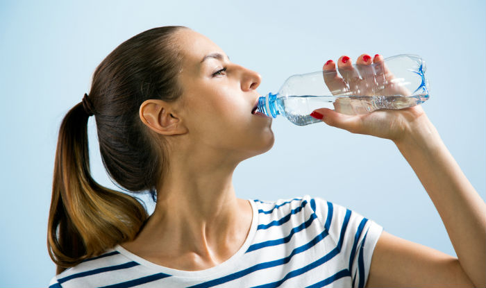 چرا در ماه های سرد سال باید بیشتر آب بنوشیم ؟
